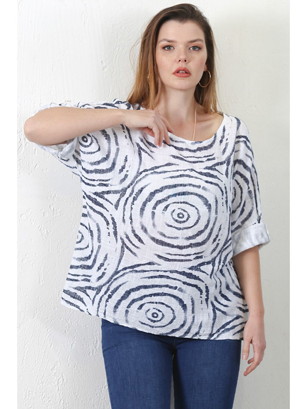 İtalyan Beyaz-Mavi Havuz Yaka Yarasa Kol Desenli Casual Keten Karışımlı Oversize Dokuma Bluz