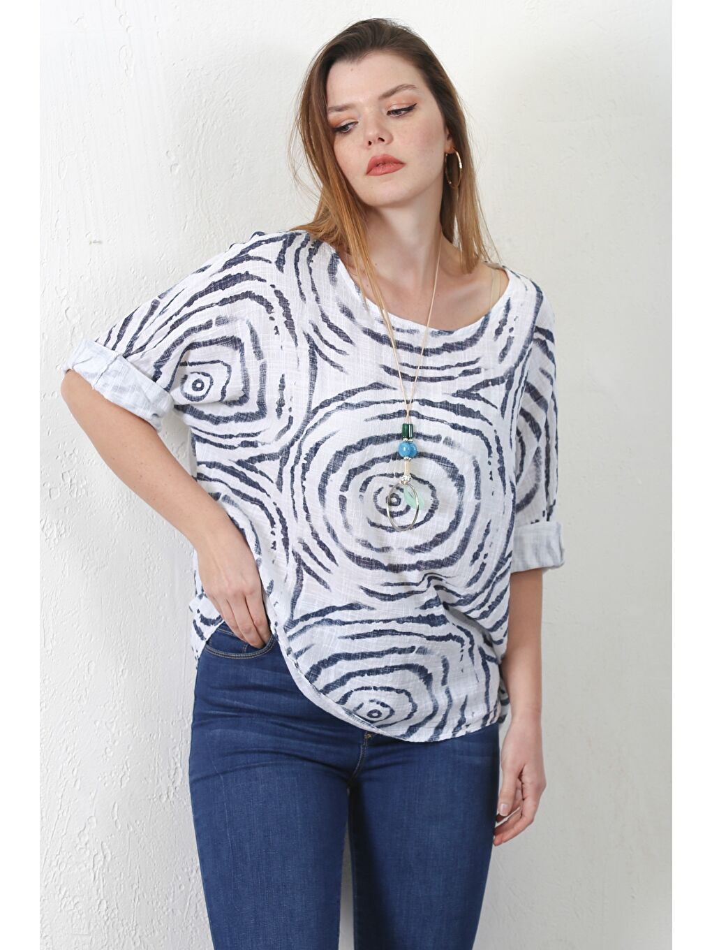 İtalyan Beyaz-Mavi Havuz Yaka Yarasa Kol Desenli Casual Keten Karışımlı Oversize Dokuma Bluz-1