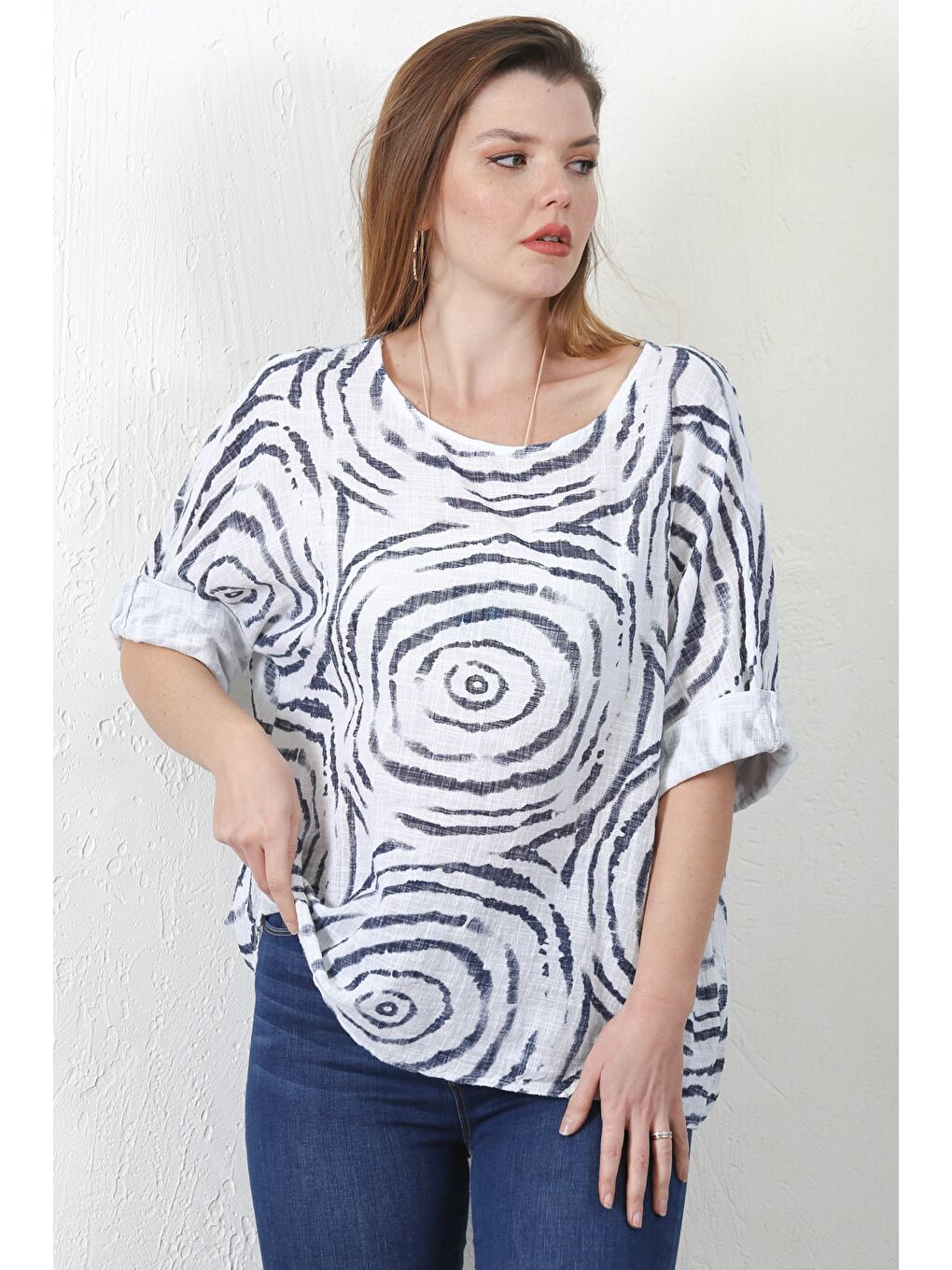 İtalyan Beyaz-Mavi Havuz Yaka Yarasa Kol Desenli Casual Keten Karışımlı Oversize Dokuma Bluz-4