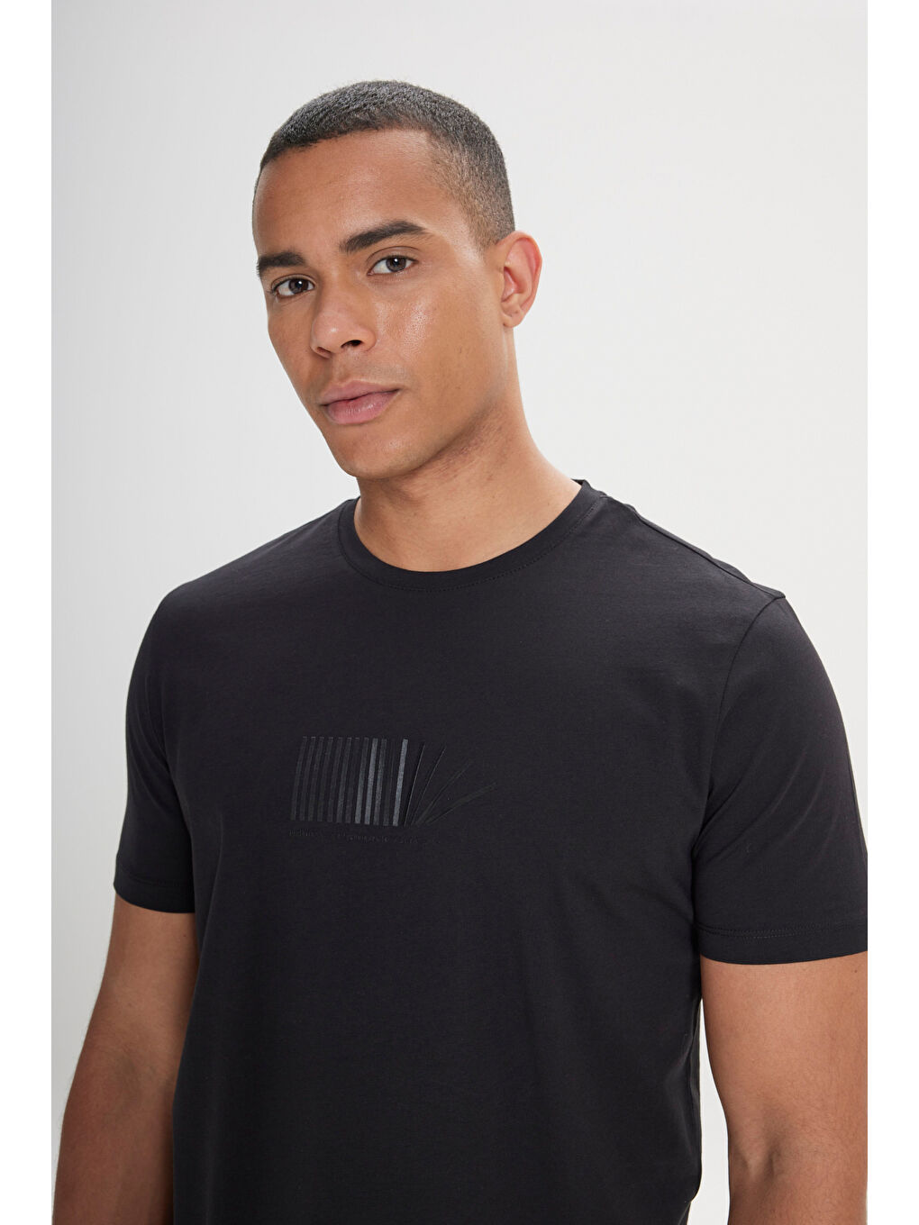 Erkek Siyah Standart Fit Normal Kesim %100 Pamuk Bisiklet Yaka Tişört-2