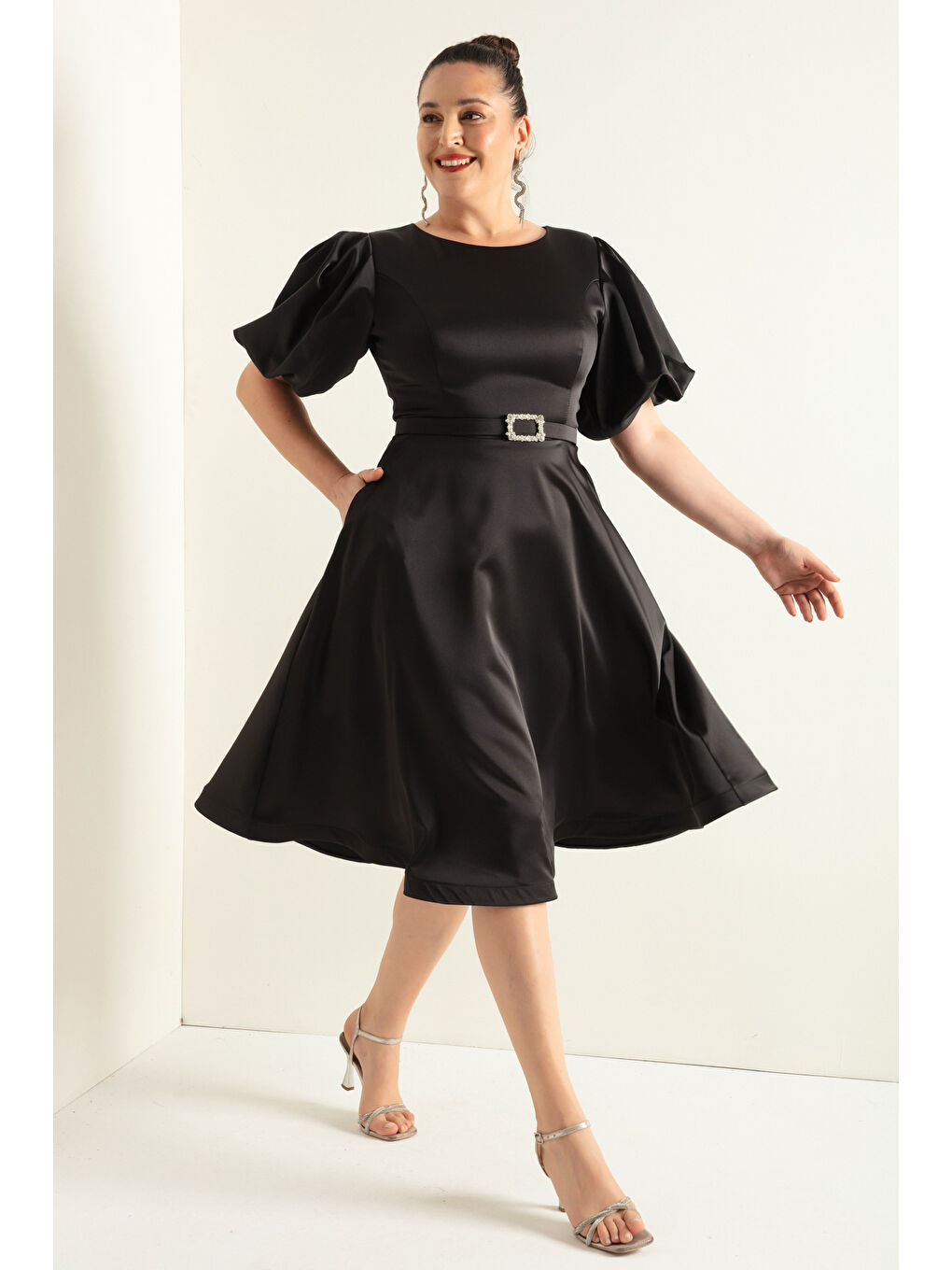 Kadın Siyah Balon Kollu Taşlı Kemerli Büyük Beden Saten Abiye Elbise-1