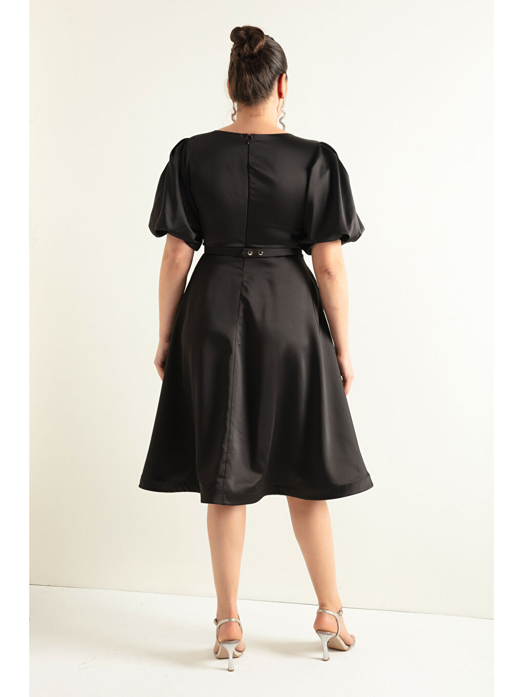 Kadın Siyah Balon Kollu Taşlı Kemerli Büyük Beden Saten Abiye Elbise-4