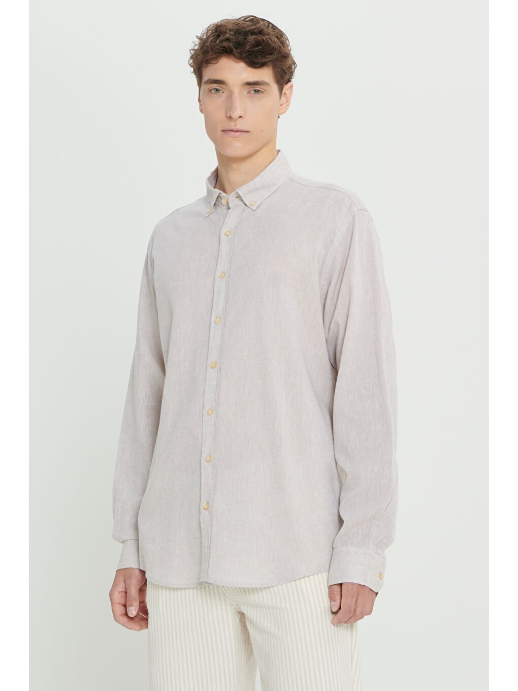 Erkek Bej Comfort Fit Rahat Kesim Düğmeli Yaka Keten Gömlek-2