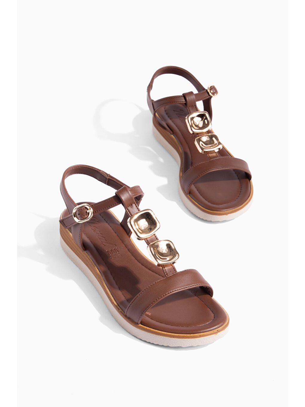 Kahverengi D0761 Günlük Ortopedik Metal Aksesuarlı Kadın Sandalet