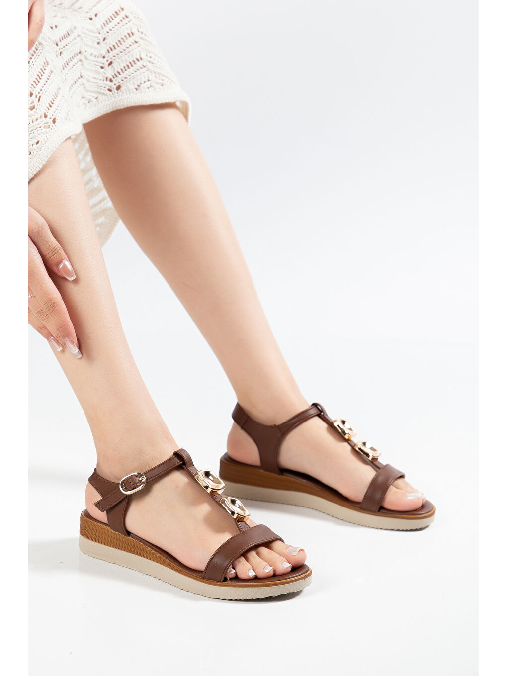 Kahverengi D0761 Günlük Ortopedik Metal Aksesuarlı Kadın Sandalet-1