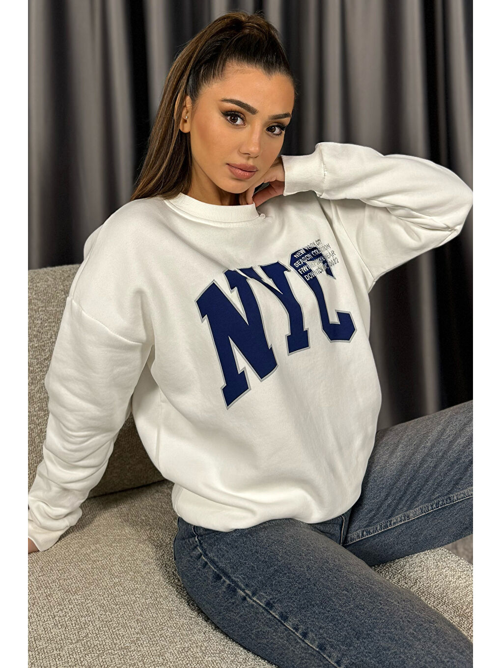 Beyaz Bisiklet Yaka Üç İplik Şardonlu Kadın Sweatshirt