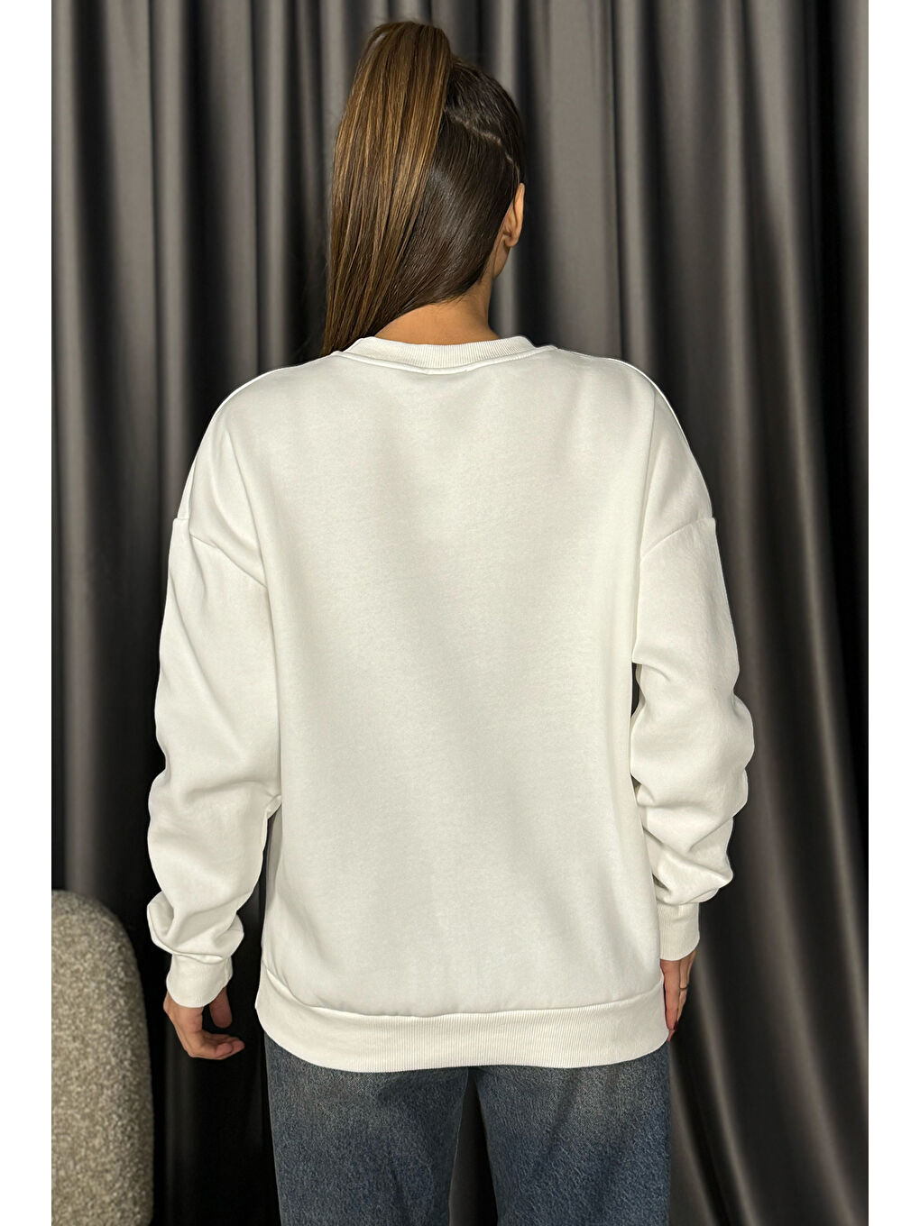 Beyaz Bisiklet Yaka Üç İplik Şardonlu Kadın Sweatshirt-3