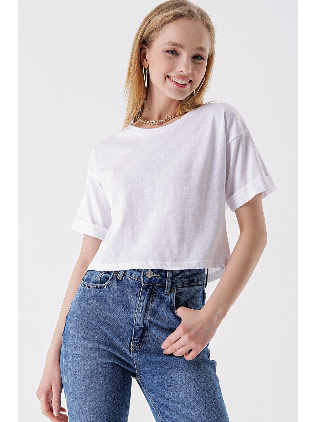 Beyaz Penye Kol Katlamalı Kısa T-SHİRT