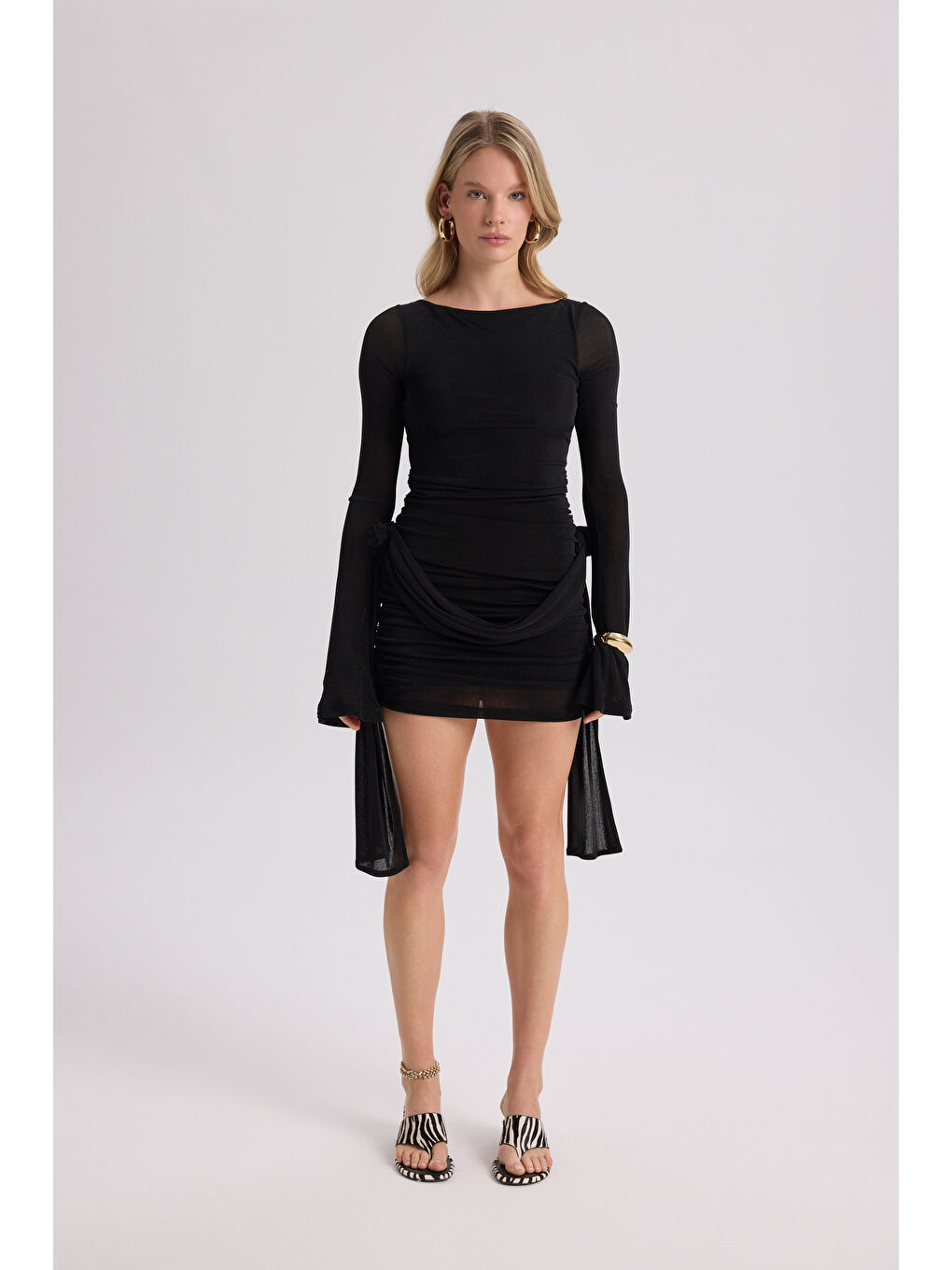 Avenya Gül Detay Siyah Mini Elbise-1