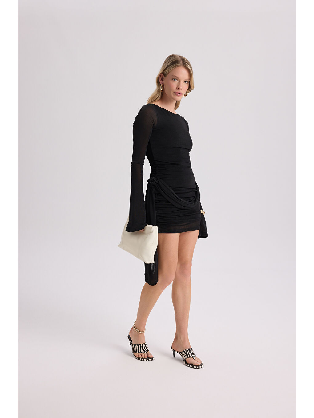 Avenya Gül Detay Siyah Mini Elbise-2