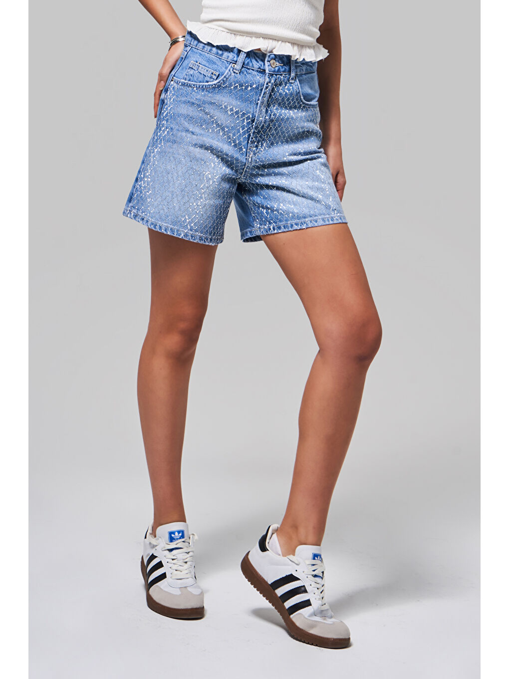 Kadın Mavi Renk T 2S5 4 Parlak Taşlı Mom Fit Midi Boy Tasarım  100 Pamuk Denim Şort-1
