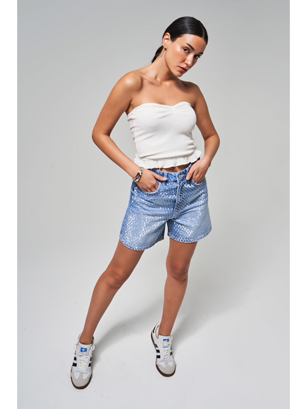 Kadın Mavi Renk T 2S5 4 Parlak Taşlı Mom Fit Midi Boy Tasarım  100 Pamuk Denim Şort-2