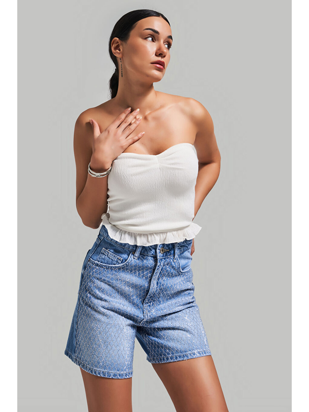 Kadın Mavi Renk T 2S5 4 Parlak Taşlı Mom Fit Midi Boy Tasarım  100 Pamuk Denim Şort-3