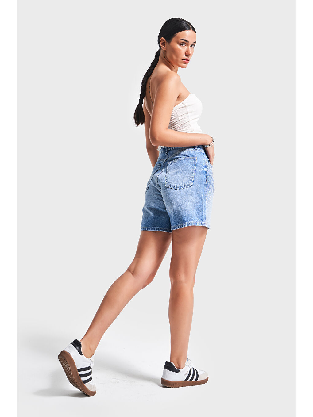 Kadın Mavi Renk T 2S5 4 Parlak Taşlı Mom Fit Midi Boy Tasarım  100 Pamuk Denim Şort-4