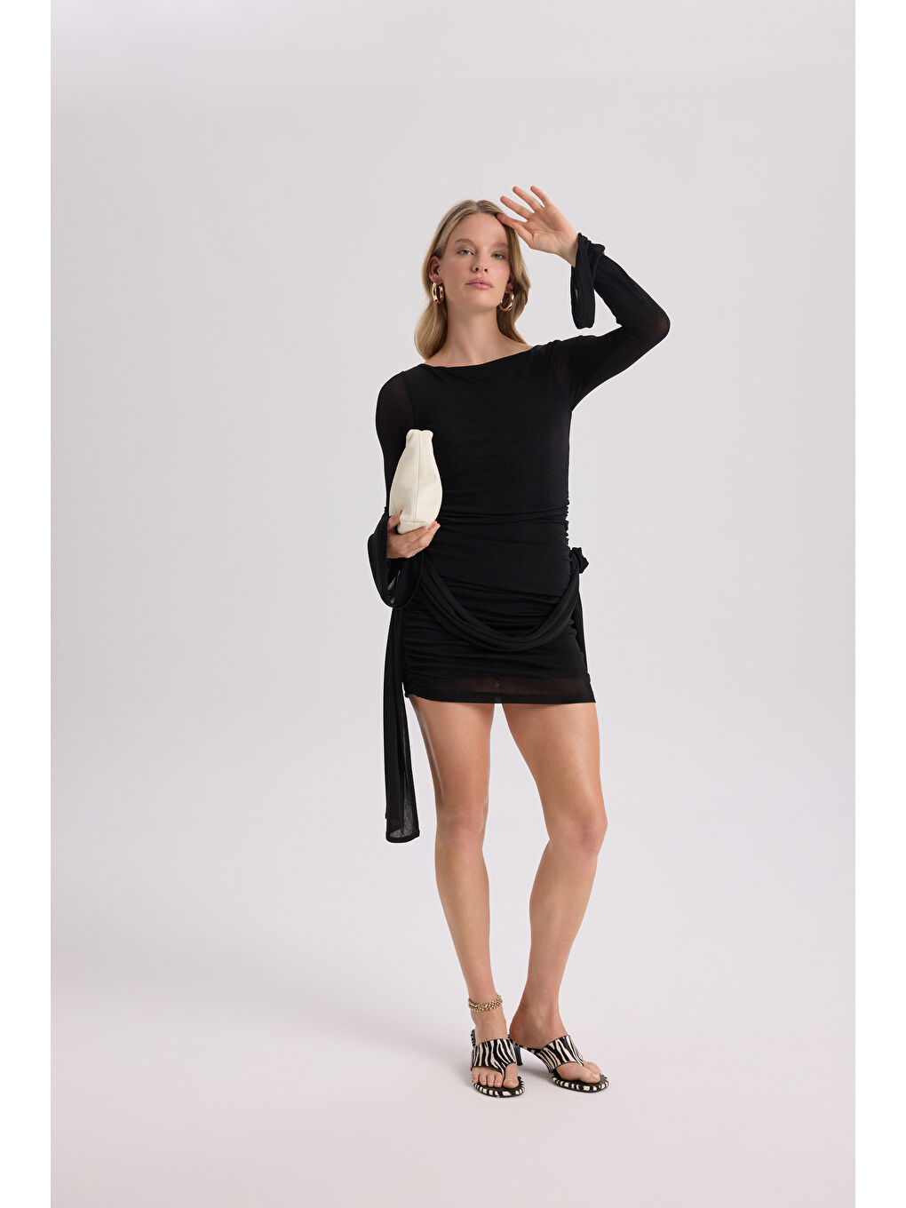 Avenya Gül Detay Siyah Mini Elbise-5