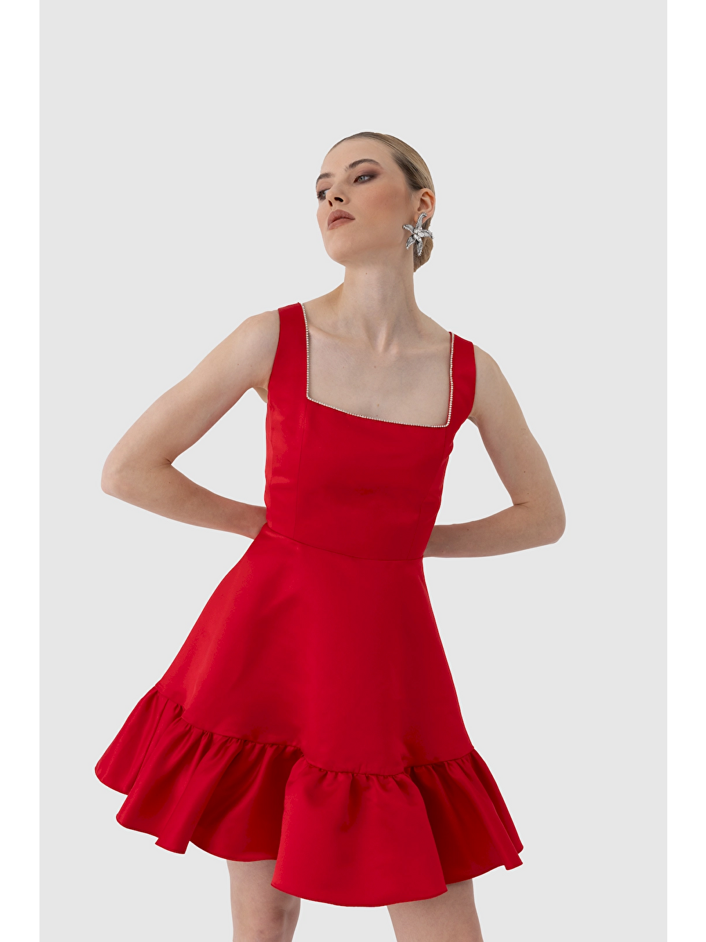 Kırmızı Kare Yaka Kolsuz DizÜstü Etek Fırfırlı Mat Saten Kadın Elbise