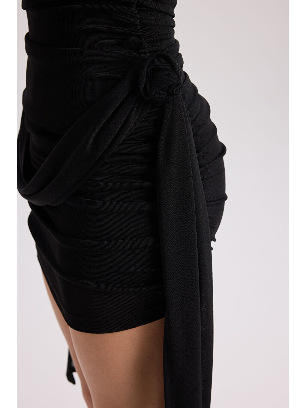 Avenya Gül Detay Siyah Mini Elbise-7