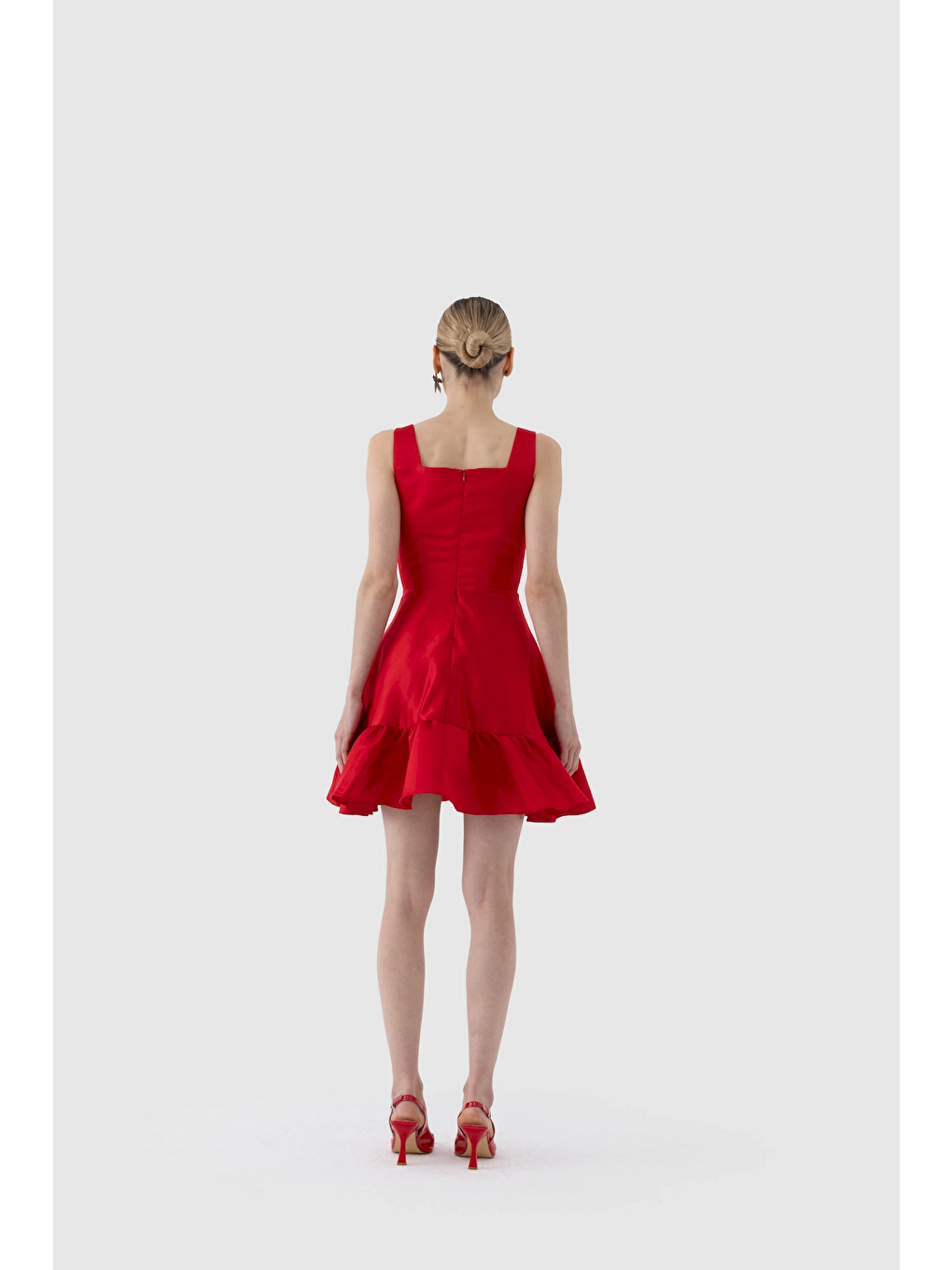 Kırmızı Kare Yaka Kolsuz DizÜstü Etek Fırfırlı Mat Saten Kadın Elbise-3