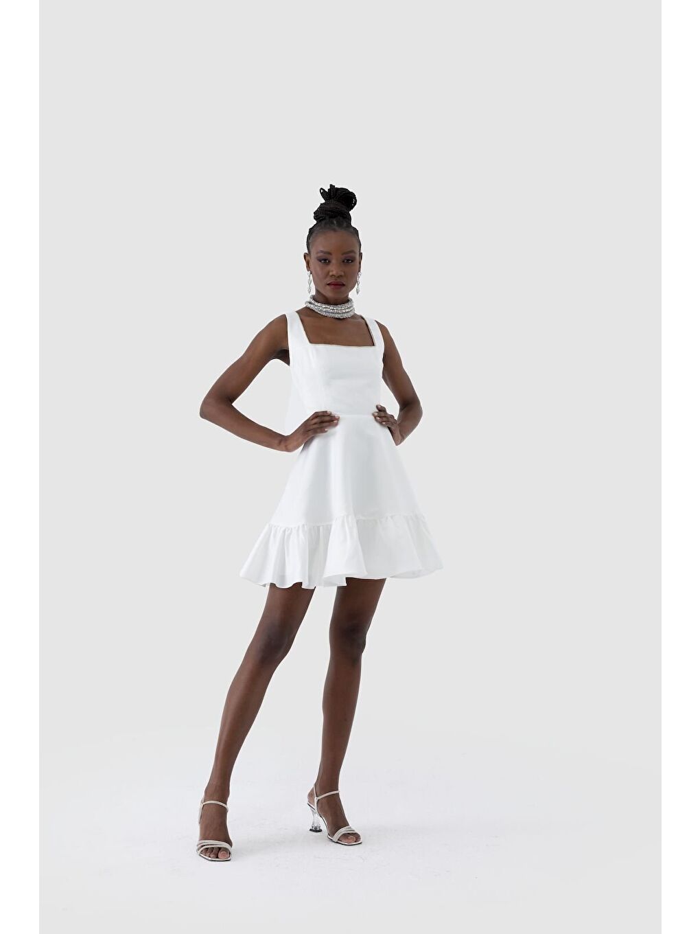 Beyaz Kare Yaka Kolsuz DizÜstü Etek Fırfırlı Mat Saten Kadın Elbise