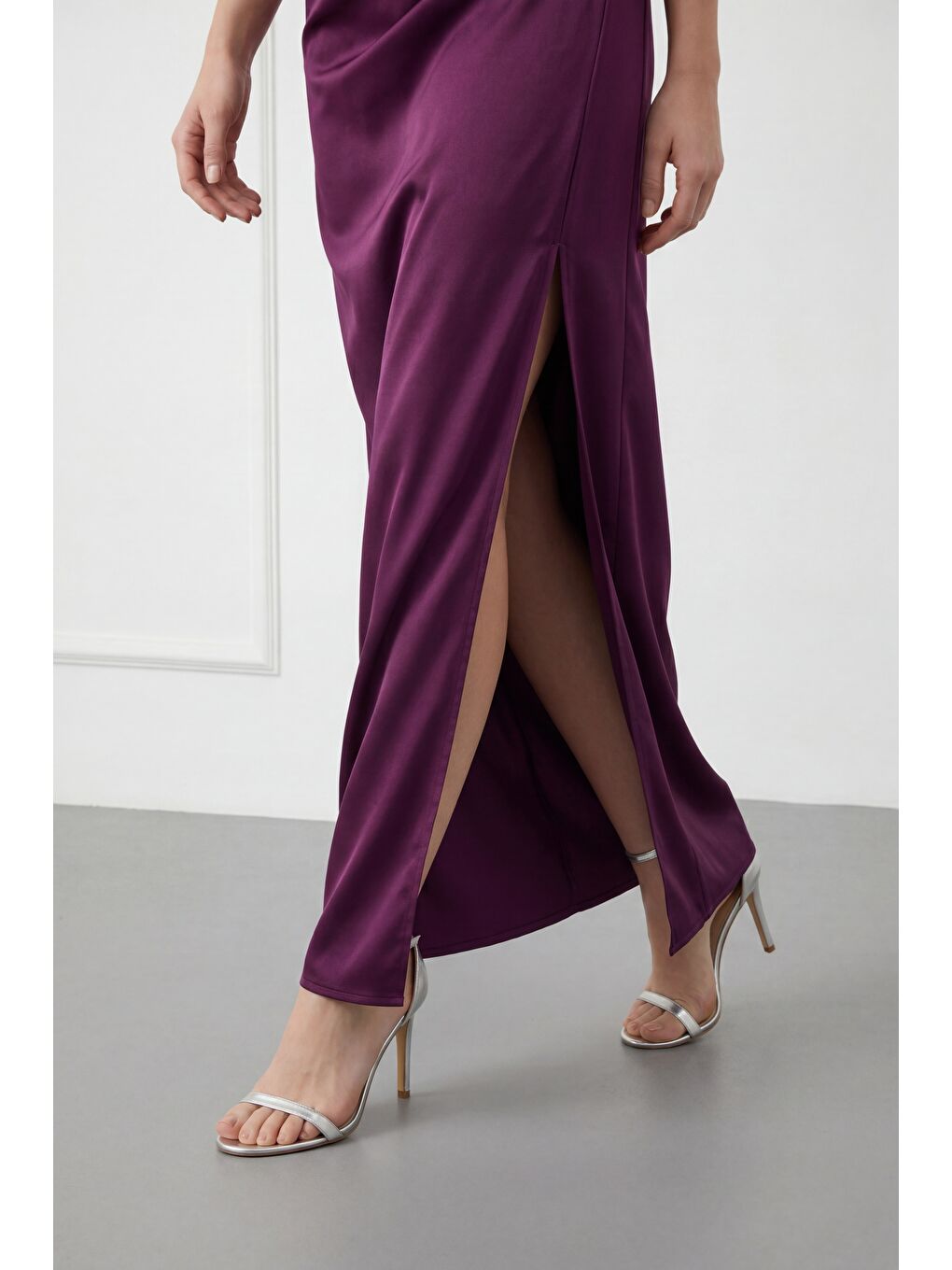 Kadın Mürdüm Sırt Dekolteli Uzun Saten Abiye Elbise-3