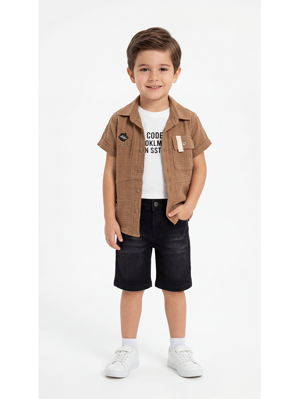 Kahverengi Nakışlı Cep Detaylı Kolyeli Erkek Çocuk Gömlek-Şort-Tişört Takımı