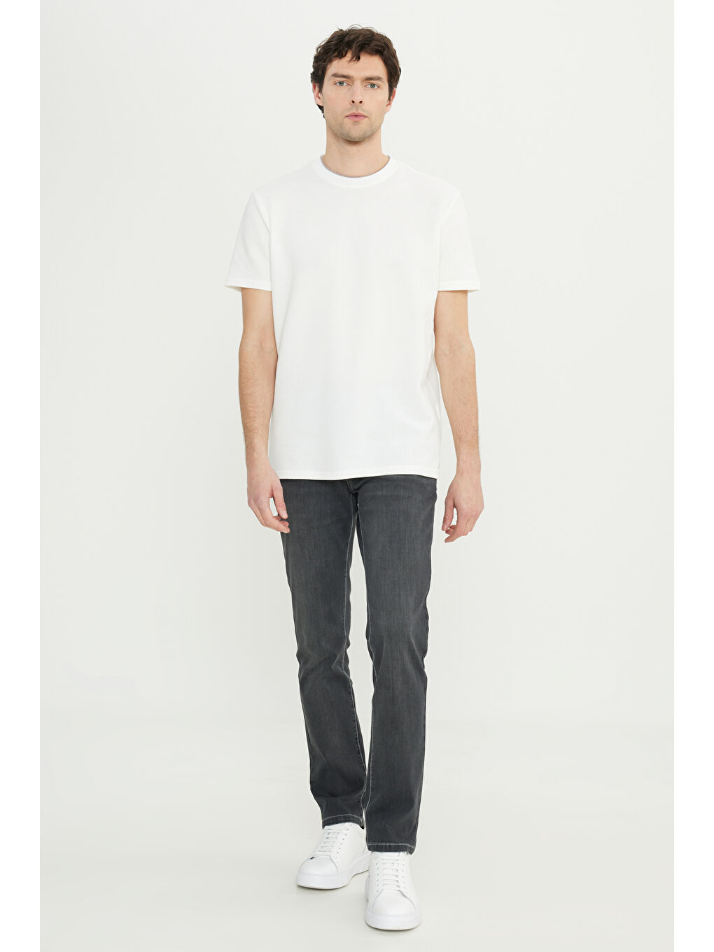 Erkek Beyaz Pamuklu Slim Fit Dar Kesim Bisiklet Yaka Jakarlı Esnek Tişört-1