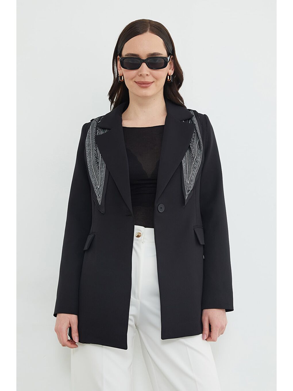 Siyah Fular Detaylı Omuz Vatkalı Blazer Ceket