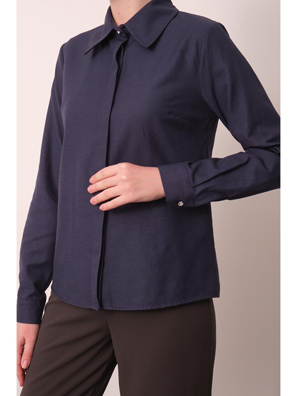 Pera Moda Lacivert Kadın Beyaz Slim Fit Pamuklu Ofis Gömleği