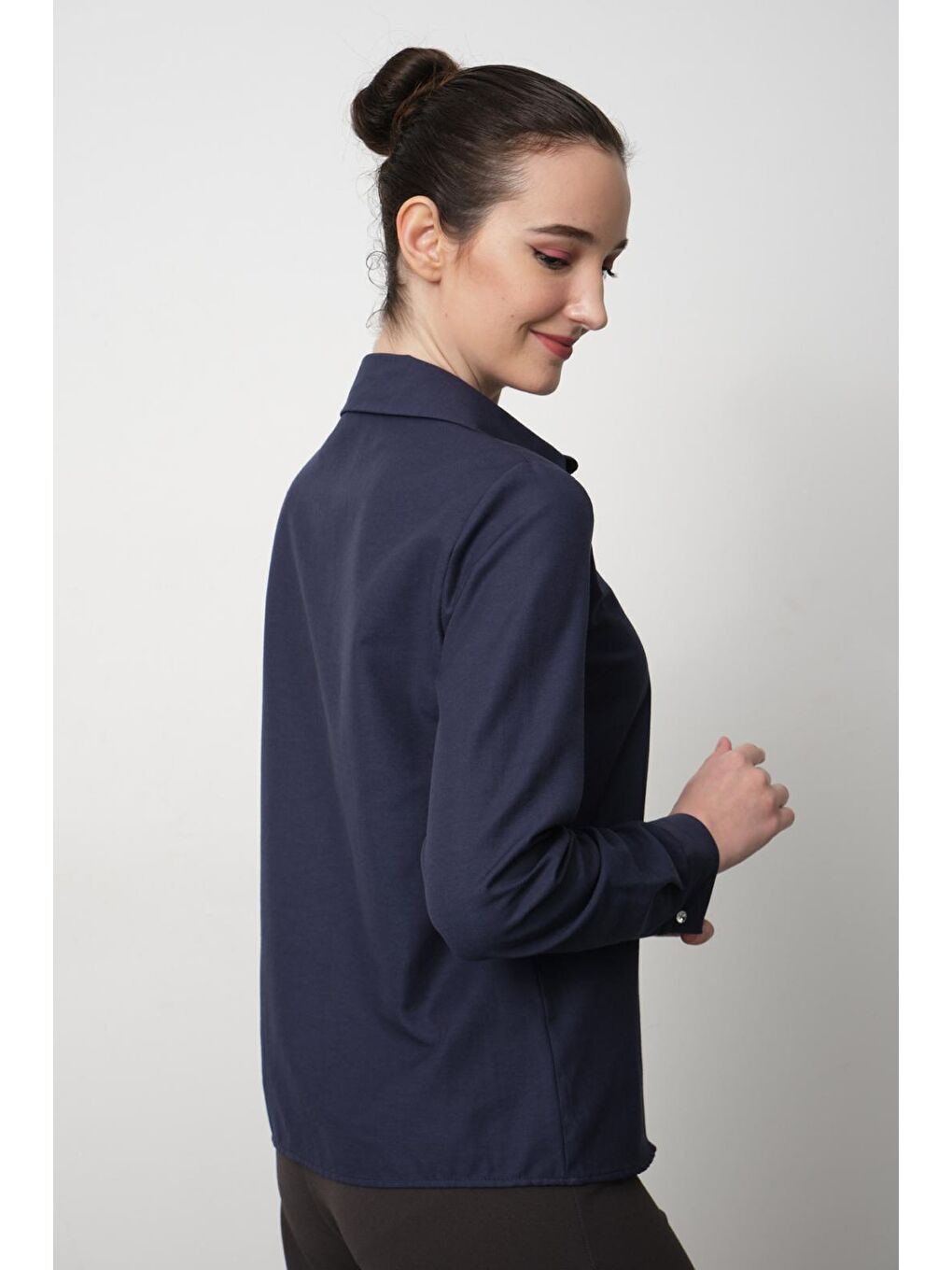 Pera Moda Lacivert Kadın Beyaz Slim Fit Pamuklu Ofis Gömleği - 1