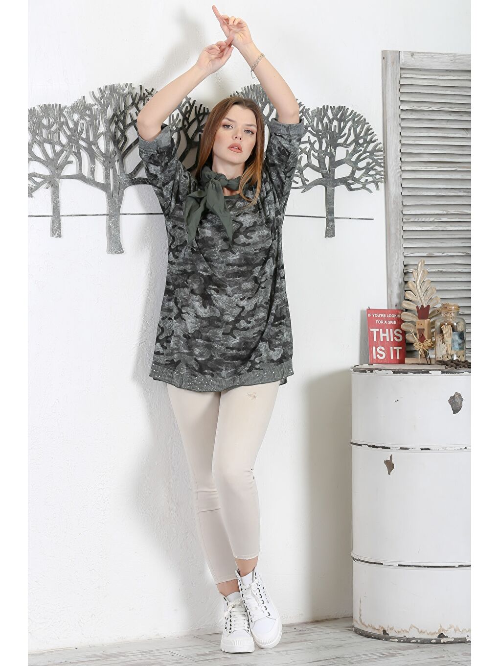 İtalyan Kamuflaj Yeşili Yuvarlak Yaka Düğmeli Uzun Kollu Pul Payetli Casual Fularlı Örme Bluz-5