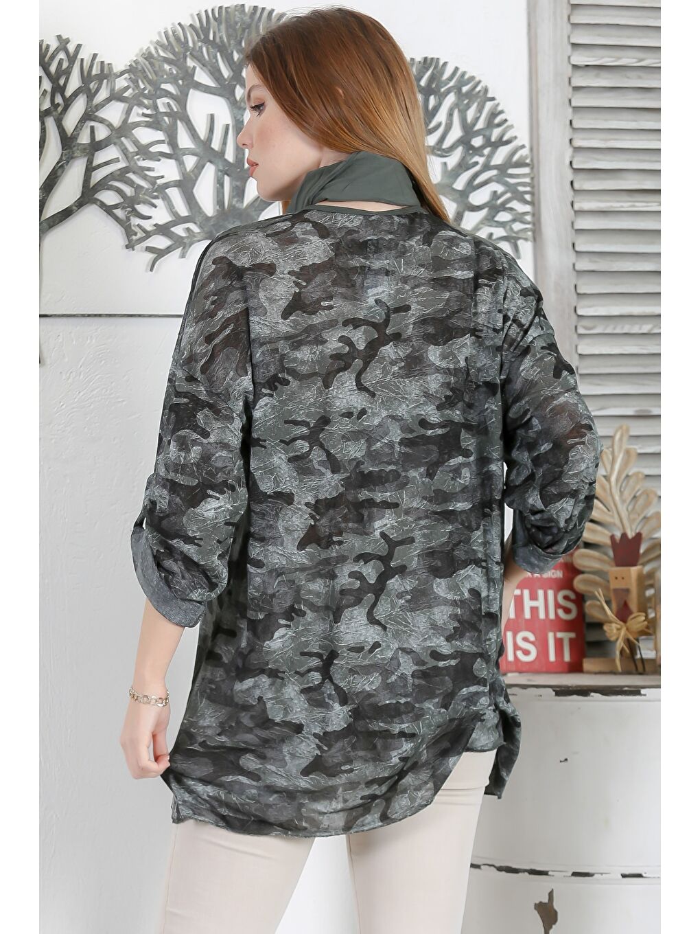 İtalyan Kamuflaj Yeşili Yuvarlak Yaka Düğmeli Uzun Kollu Pul Payetli Casual Fularlı Örme Bluz-7