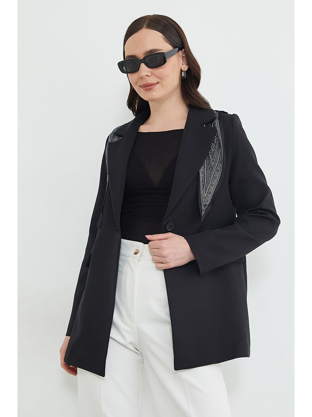 Siyah Fular Detaylı Omuz Vatkalı Blazer Ceket-1