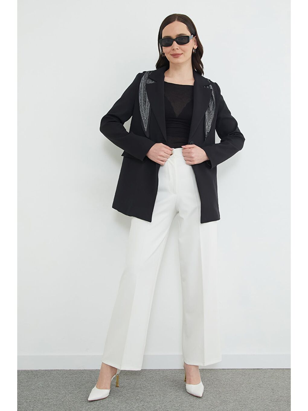 Siyah Fular Detaylı Omuz Vatkalı Blazer Ceket-2