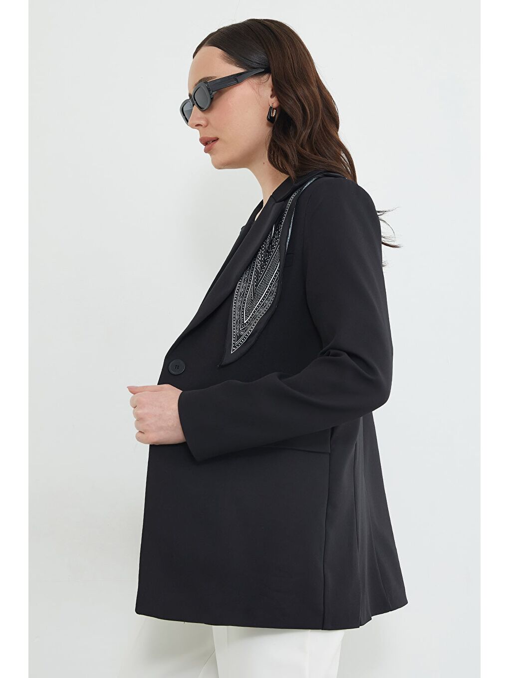 Siyah Fular Detaylı Omuz Vatkalı Blazer Ceket-3