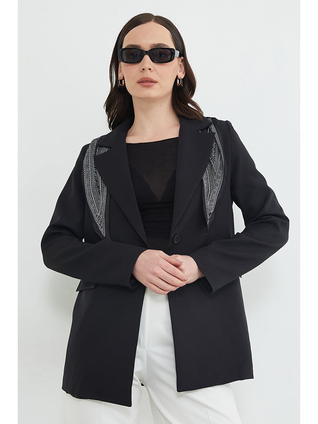 Siyah Fular Detaylı Omuz Vatkalı Blazer Ceket-4