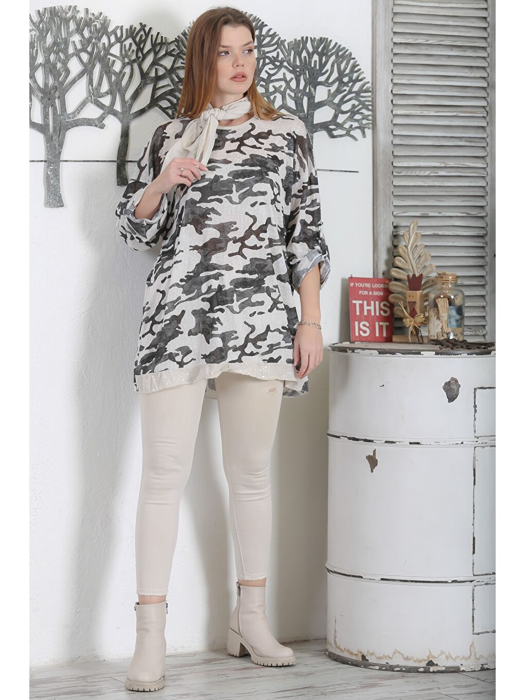 İtalyan Kamuflaj Gri Yuvarlak Yaka Düğmeli Uzun Kollu Pul Payetli Casual Fularlı Örme Bluz-4