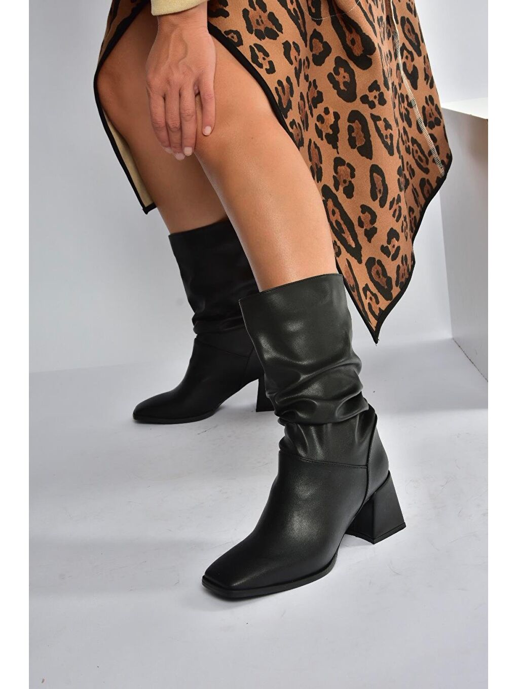 Siyah Kadın Bot V848256709-2