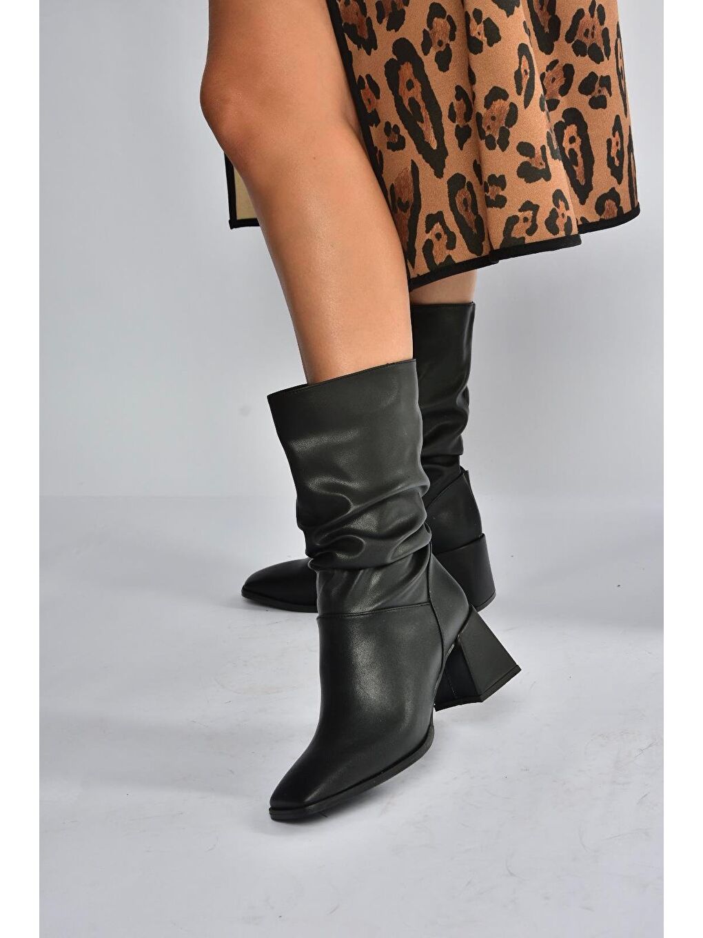 Siyah Kadın Bot V848256709-3