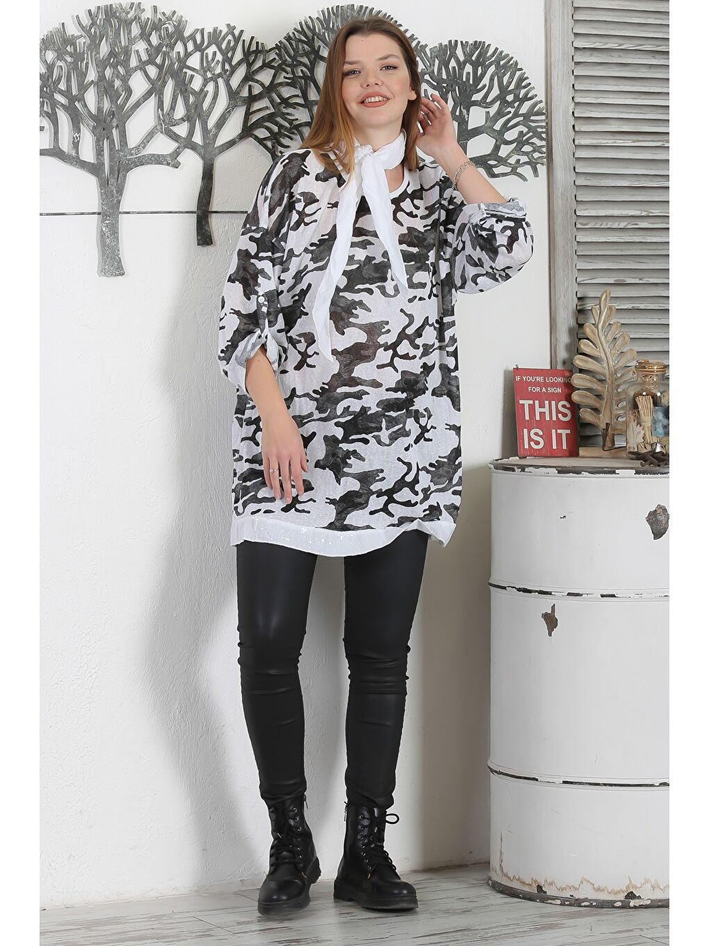 İtalyan Kamuflaj Beyaz Yuvarlak Yaka Düğmeli Uzun Kollu Pul Payetli Casual Fularlı Örme Bluz-3