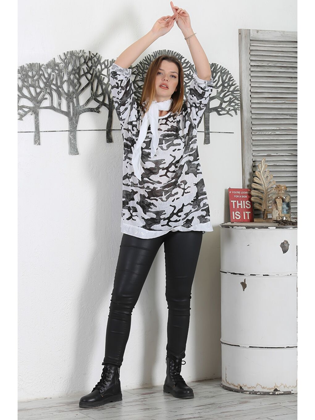 İtalyan Kamuflaj Beyaz Yuvarlak Yaka Düğmeli Uzun Kollu Pul Payetli Casual Fularlı Örme Bluz-4