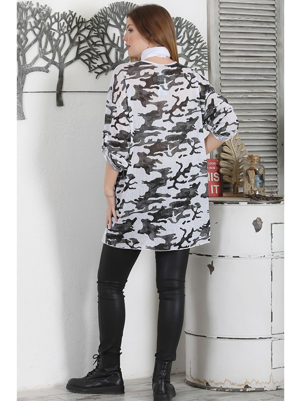 İtalyan Kamuflaj Beyaz Yuvarlak Yaka Düğmeli Uzun Kollu Pul Payetli Casual Fularlı Örme Bluz-5