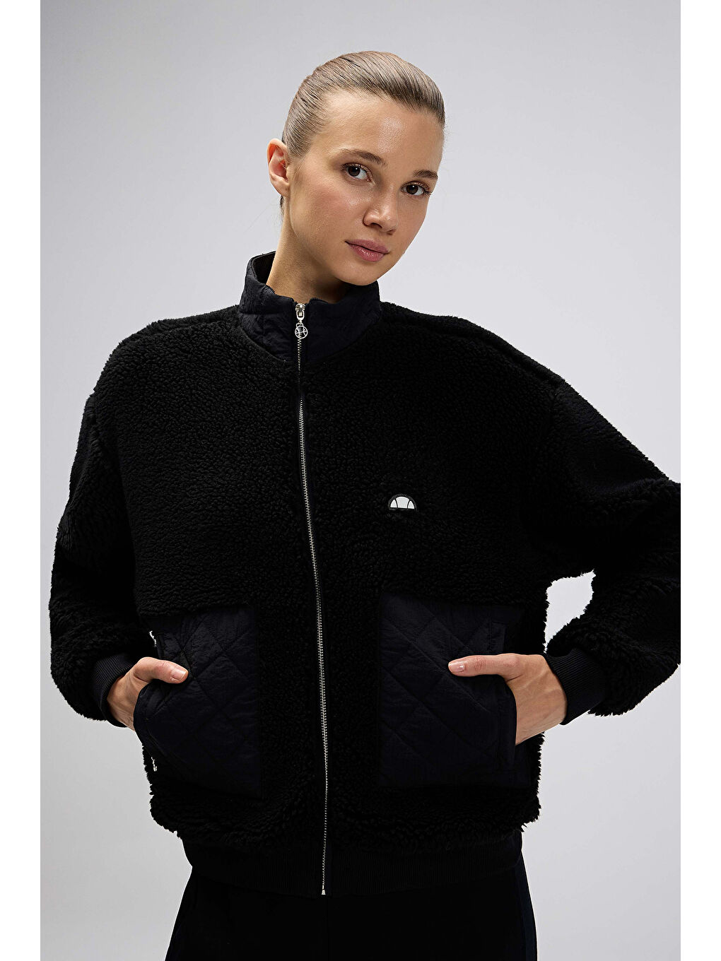 Siyah Logolu Regular Fit Dik Yaka Kadın Polar Mont EF525-BK-1