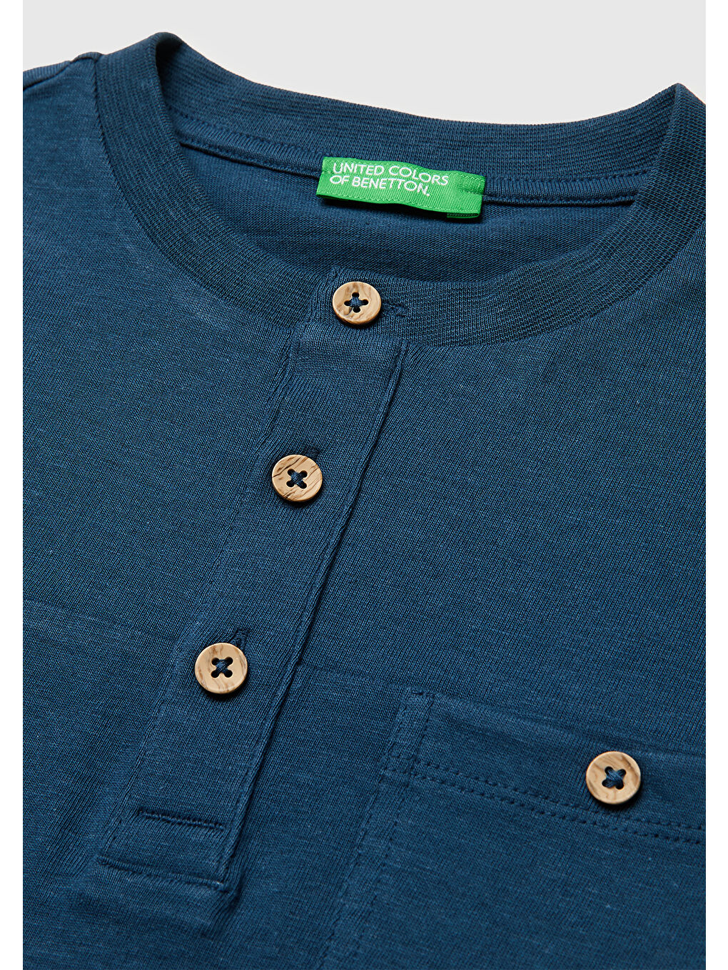 Erkek Çocuk Koyu Lacivert Logo İşlemeli Düğmeli Cep Detaylı Henley Yaka T-Shirt-2