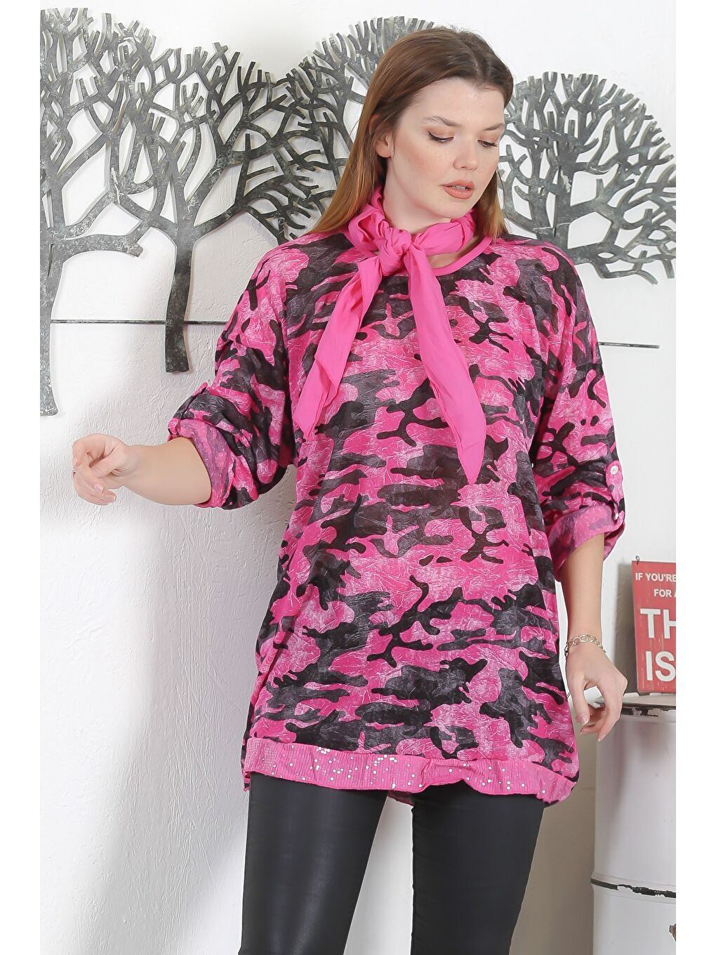 İtalyan Kamuflaj Fuşya Yuvarlak Yaka Düğmeli Uzun Kollu Pul Payetli Casual Fularlı Örme Bluz-2