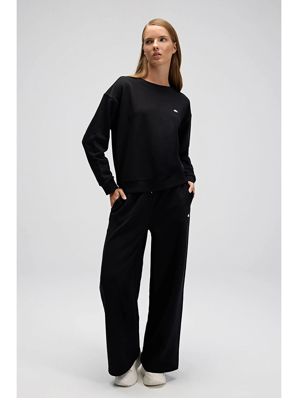 Siyah Pamuklu Regular Fit Bisiklet Yaka Kadın Sweat EF527-BK-1