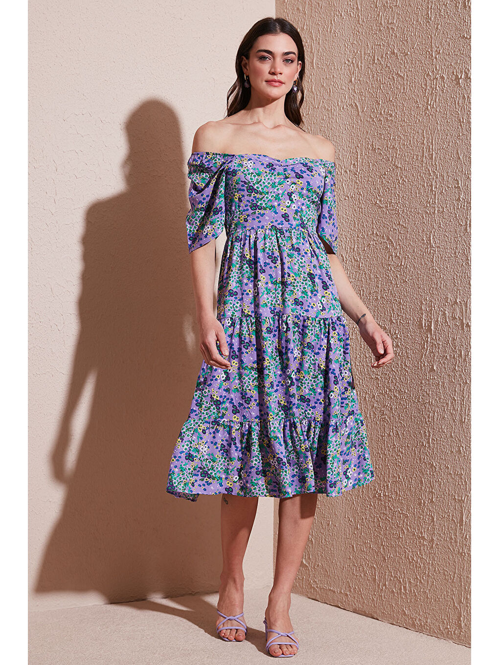 Mor Desenli Oversize Fit Carmen Yaka Büzgü Detaylı Midi Boy Kadın Elbise 6782169