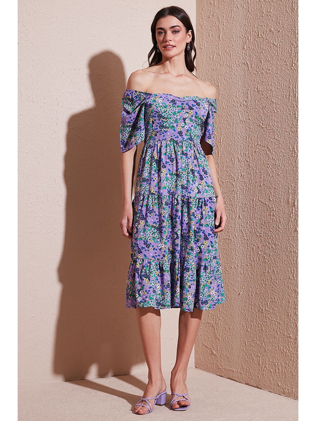 Mor Desenli Oversize Fit Carmen Yaka Büzgü Detaylı Midi Boy Kadın Elbise 6782169-1