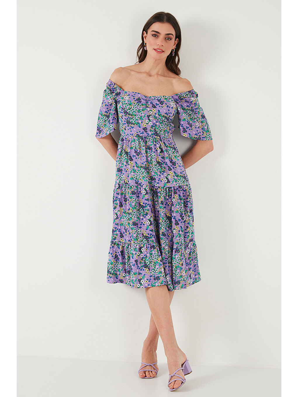 Mor Desenli Oversize Fit Carmen Yaka Büzgü Detaylı Midi Boy Kadın Elbise 6782169-3