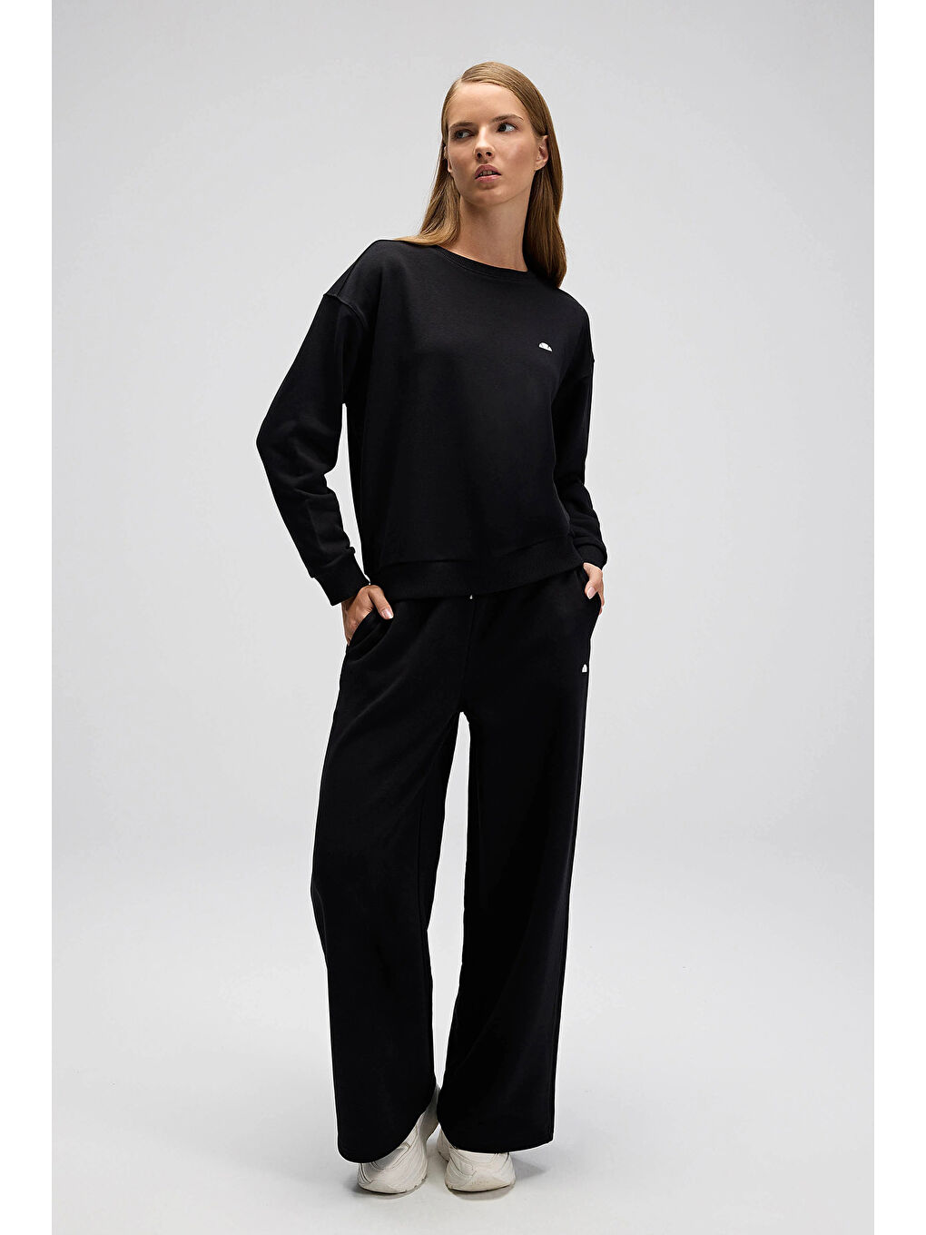 Siyah Pamuklu Regular Fit Bisiklet Yaka Kadın Sweat EF527-BK-4