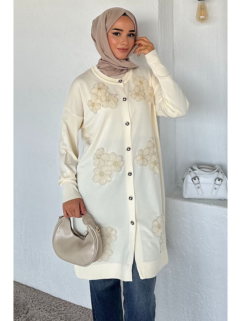 Ekru Gülseli Çiçek Fistolu Ön Düğmeli Tesettür Triko Hırka-2